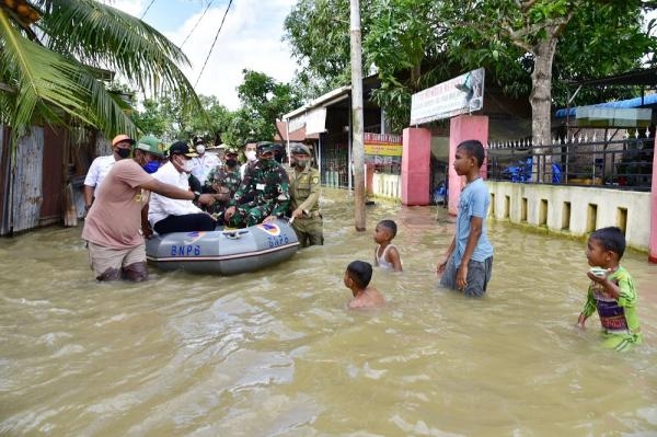 Gubernur Tinjau Permukiman Terdampak Banjir di Sergai, Tegaskan Kesiapan Logistik, Posko dan Solusi Bencana